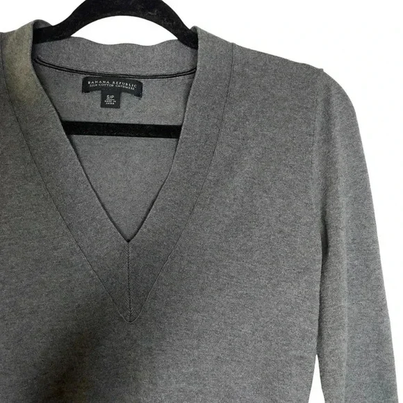 Banana Republic Luxury Blend Cashmere Silk Grey V-Neck Sweater Size Small - Picture 5 of 6